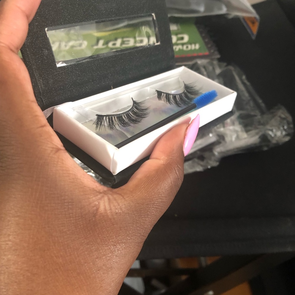 Lashes - Picture 2 of 3